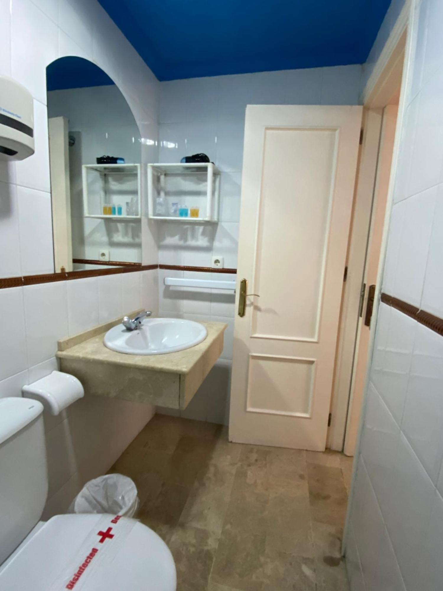 Hostal Montys نيرخا المظهر الخارجي الصورة