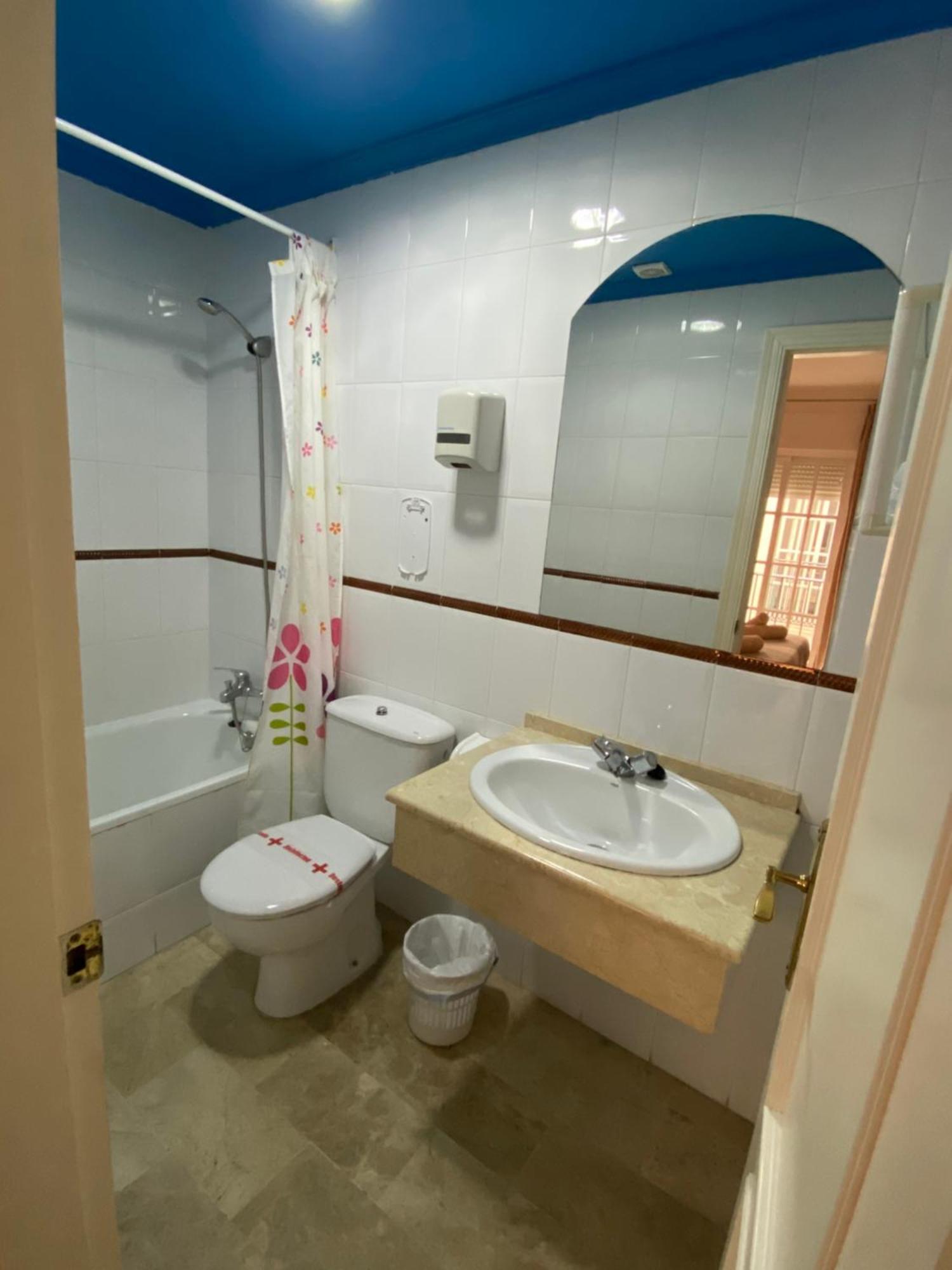 Hostal Montys نيرخا المظهر الخارجي الصورة